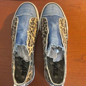 Womens NWOT size 11 Denim and Animal print sneakers